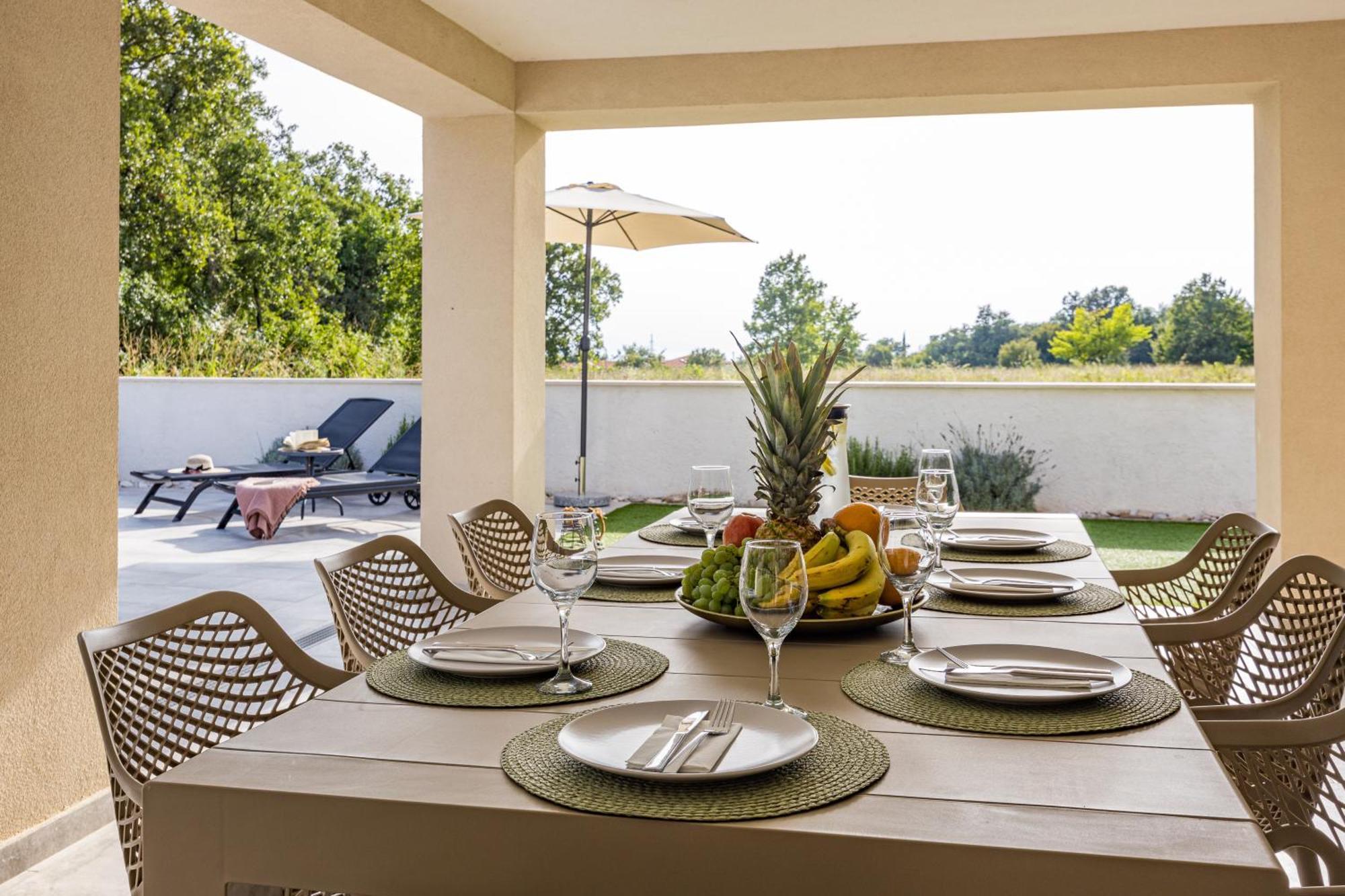 Special Offer! New Luxury Apartment With Pool, Fitness, Outdoor Bar&Grill Buje Exterior photo